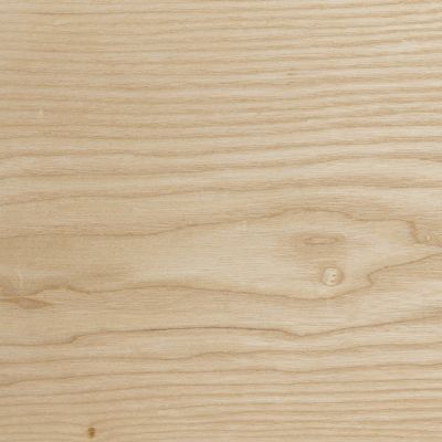 Surface en bois de frêne avec un veinage fin.