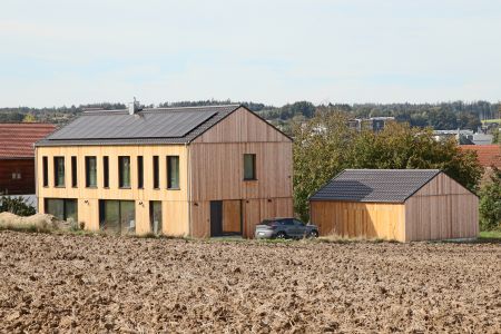 Holz Innen und Außen: Modernes Einfamilienhaus