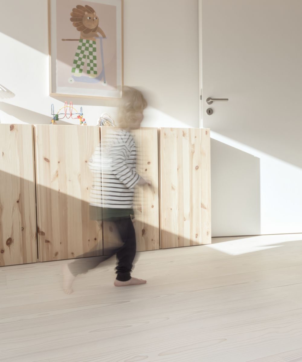 Modern Private Home with Silver Fir Planks – a Natural Foundation for Bright, Airy Spaces