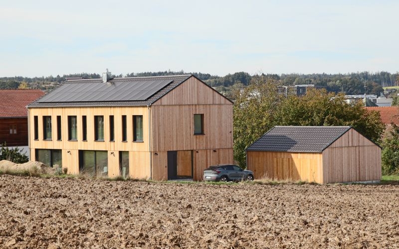 Holz Innen und Außen: Modernes Einfamilienhaus