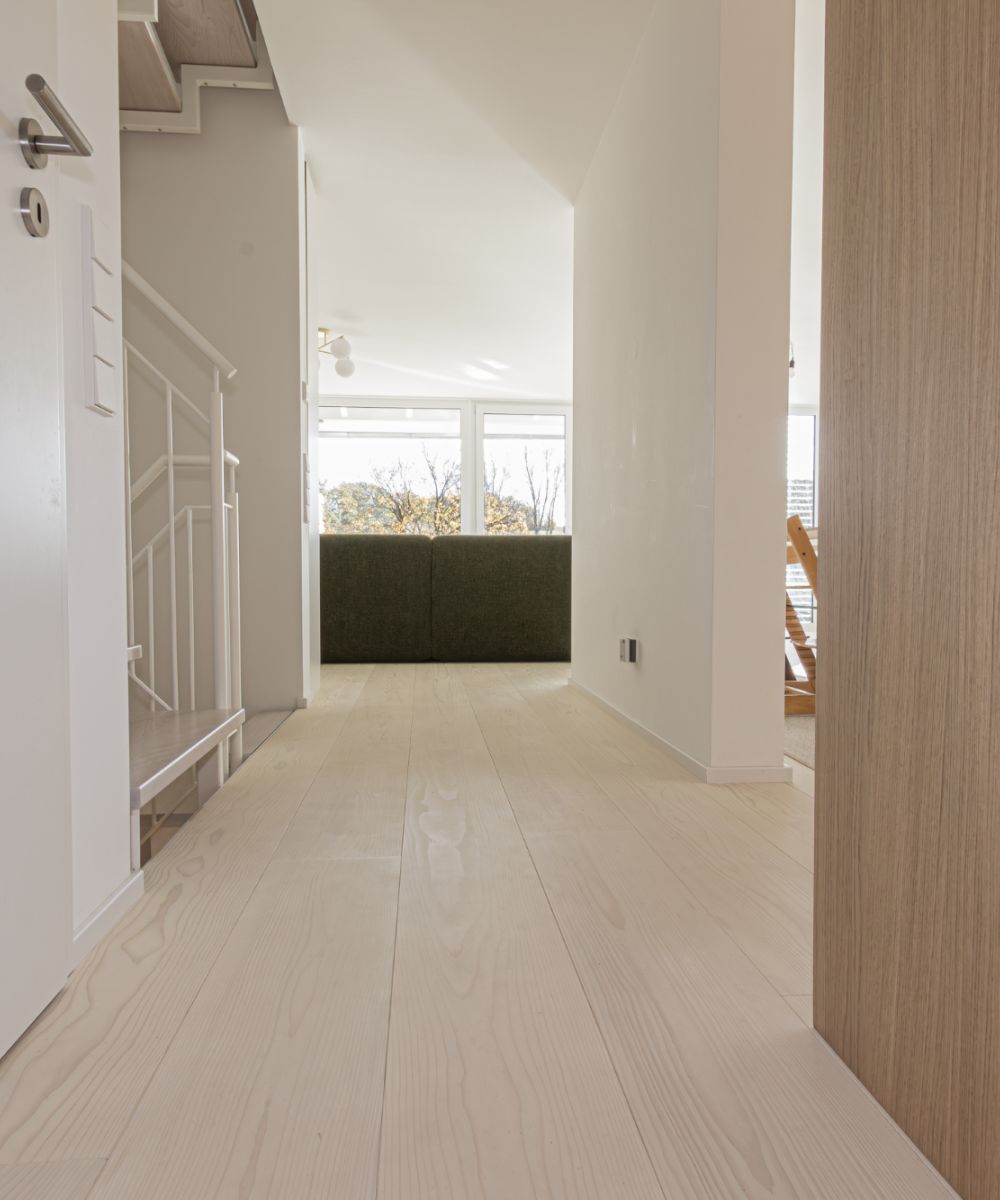 Modern Private Home with Silver Fir Planks – a Natural Foundation for Bright, Airy Spaces