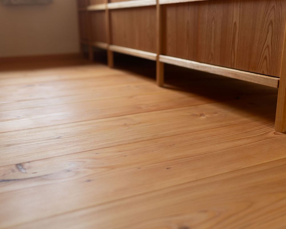 Spürbare Natur – Douglasie Dielenboden in warmen Naturtönen