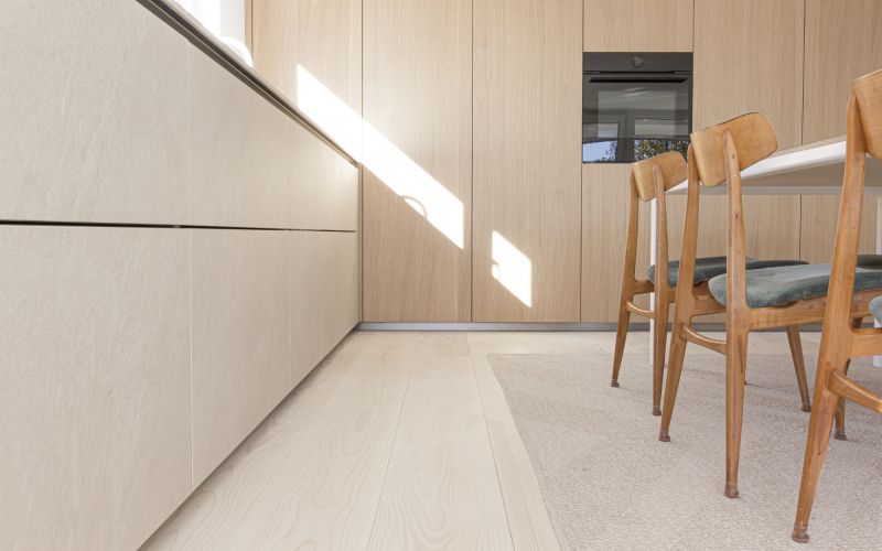 Modern Private Home with Silver Fir Planks – a Natural Foundation for Bright, Airy Spaces