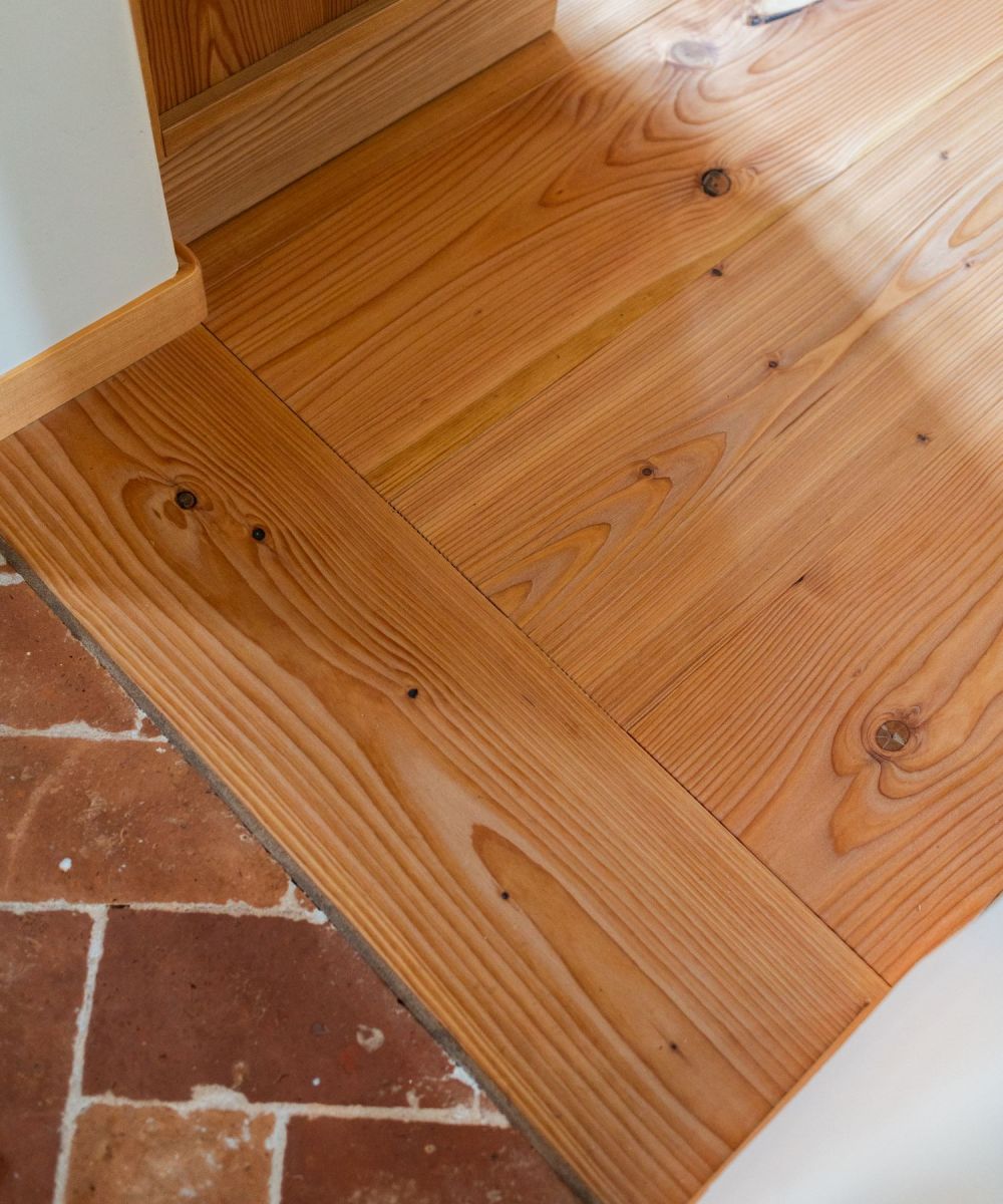 Spürbare Natur – Douglasie Dielenboden in warmen Naturtönen