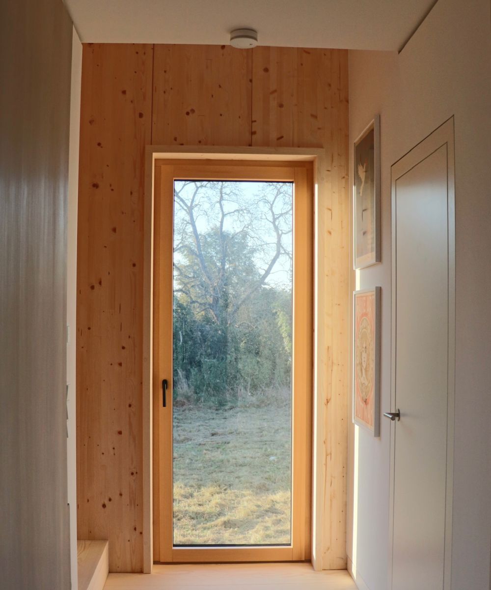 Holz Innen und Außen: Modernes Einfamilienhaus