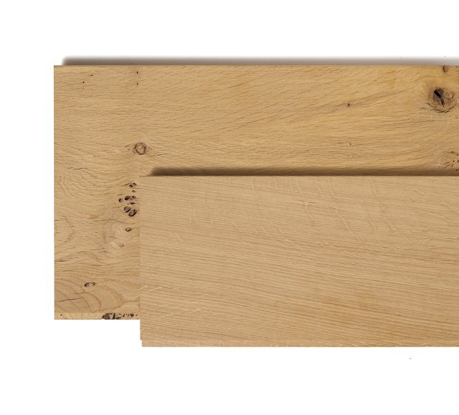 Deux lames superposees. En dessous, une large lame en bois massif, au-dessus une lame plus etroite avec veinage visible et noeuds.