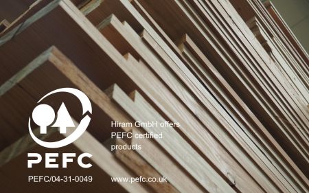 Ein Stapel mit Holz auf dem ein PEFC Logo in weiß zu sehen ist.