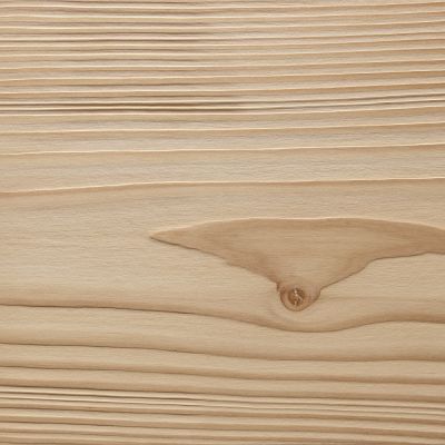 Nahaufnahme einer Douglasie Holzoberflaeche mit stark gebürsteter Oberfläche, sichtbarer Maserung und einem markanten Ast.