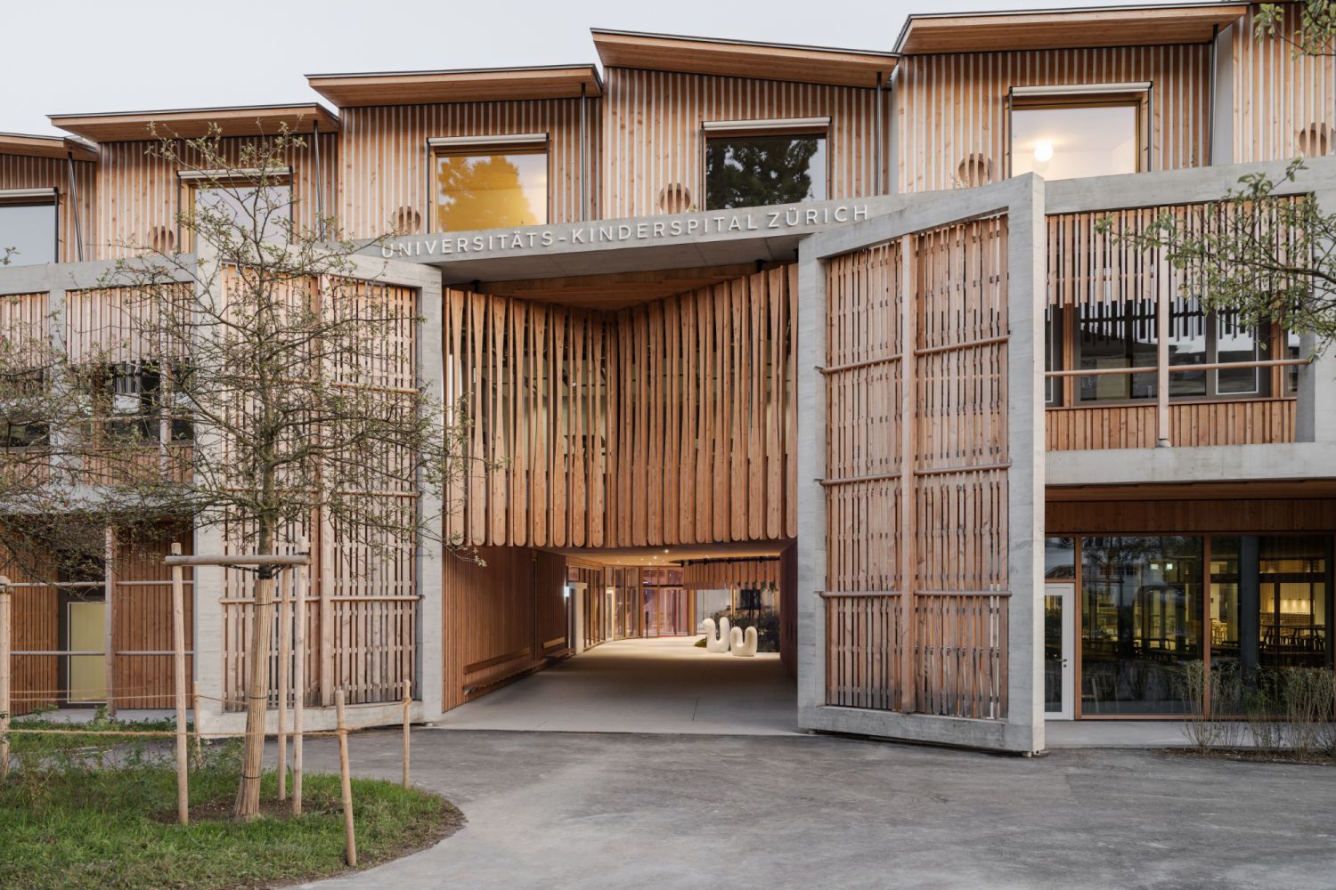 Eingangsbereich Kinderspital Zürich verkleidet mit einer Fassade aus Douglasie.