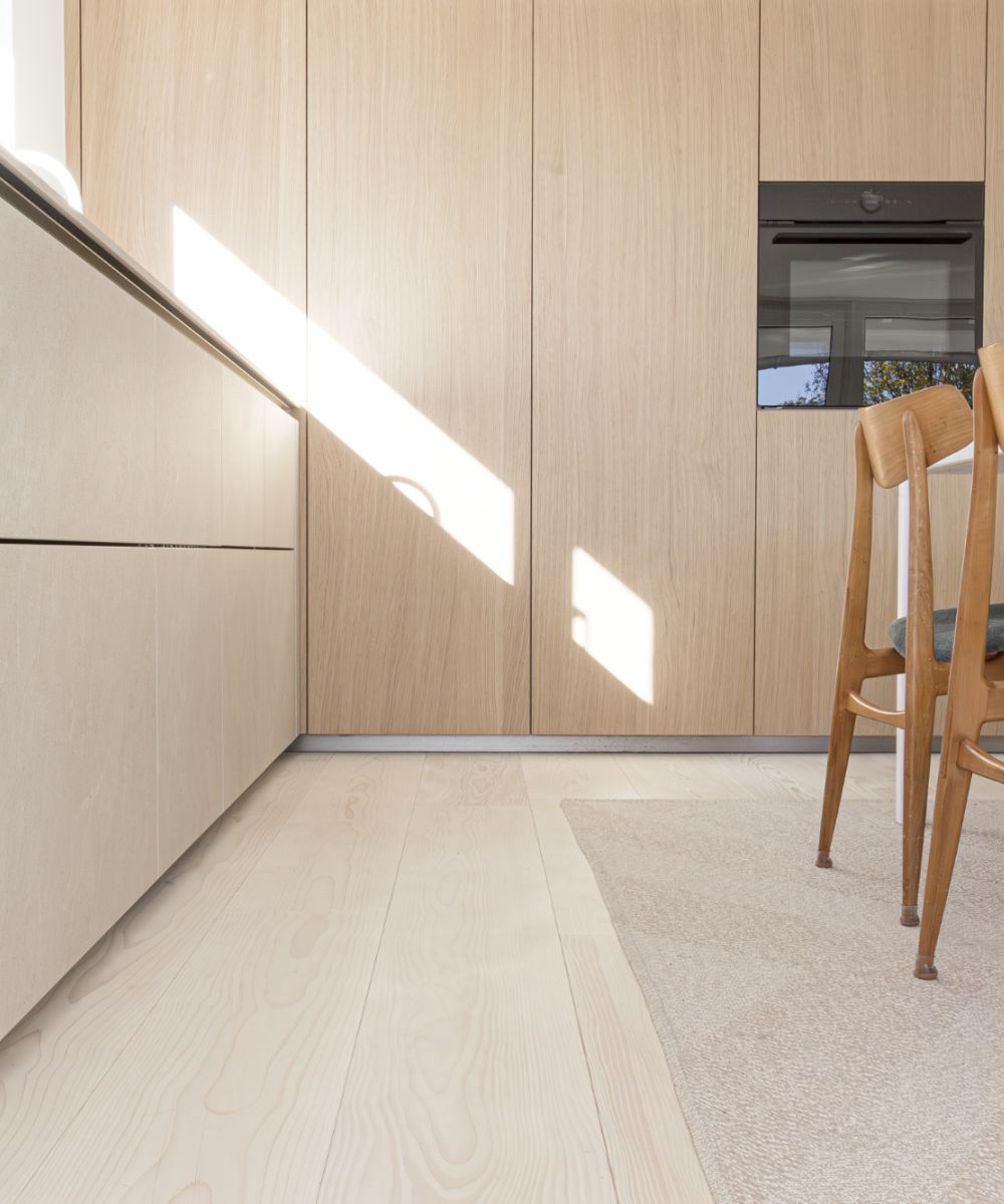 Modern Private Home with Silver Fir Planks – a Natural Foundation for Bright, Airy Spaces