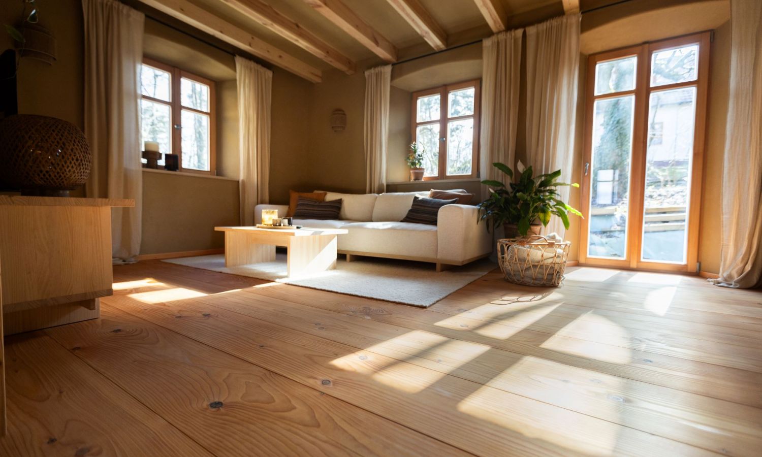 Planches de parquet en Douglas du Schwarzwald avec une couleur chaude, traitées à l'huile naturelle.