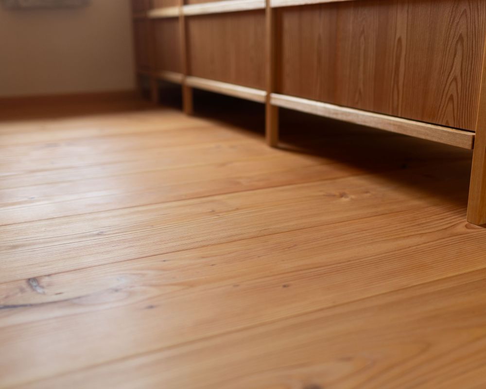 Spürbare Natur – Douglasie Dielenboden in warmen Naturtönen