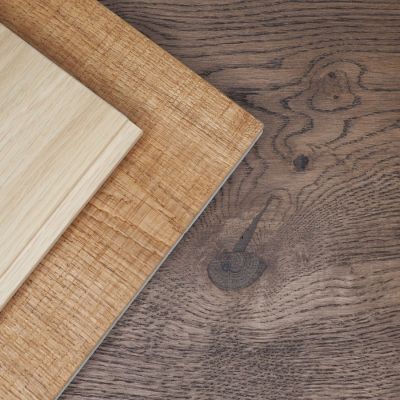 Parquets en chene clair et fonce avec des veinages naturels varies, apportant a chaque sol un caractere unique.