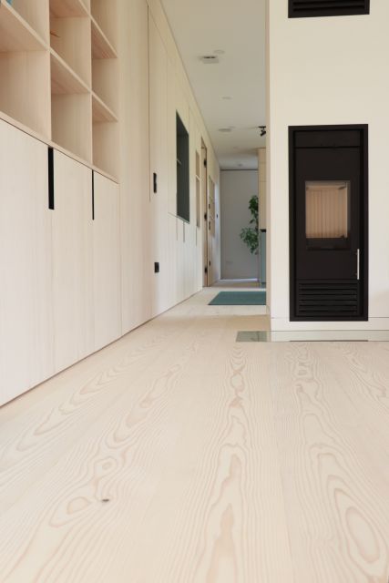 Holz Innen und Außen: Modernes Einfamilienhaus