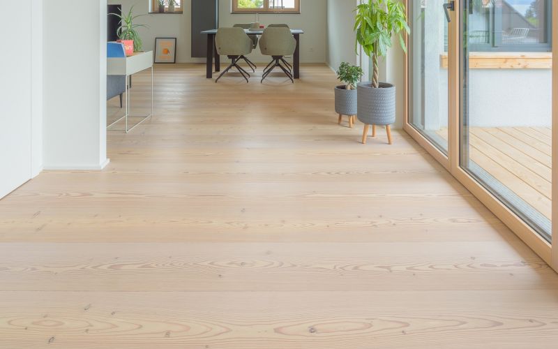 Helles und natürliches Ambiente, Baden