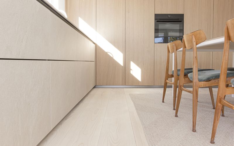 Modern Private Home with Silver Fir Planks – a Natural Foundation for Bright, Airy Spaces