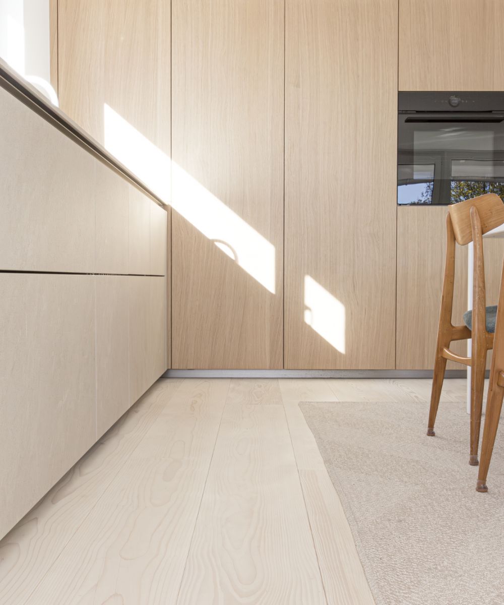 Modern Private Home with Silver Fir Planks – a Natural Foundation for Bright, Airy Spaces