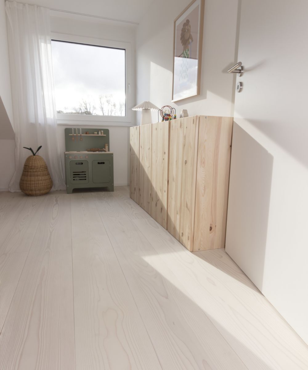 Modern Private Home with Silver Fir Planks – a Natural Foundation for Bright, Airy Spaces