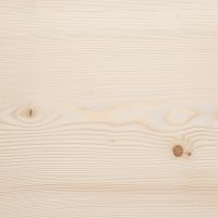 Gros plan carré d’un parquet en sapin blanc légèrement brossé. La structure en relief et le veinage du bois sont bien visibles.