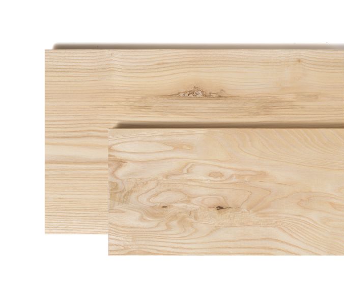 Lames de frêne larges avec un veinage apparent et quelques nœuds, présentant une teinte de bois naturelle.