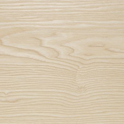 Surface de plancher en frêne brossé avec veinage et nœuds apparents.