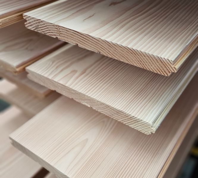 Mehrere uebereinander gestapelte, glatte Dielenboden mit sichtbarer Maserung und abgeschraegten Kanten.