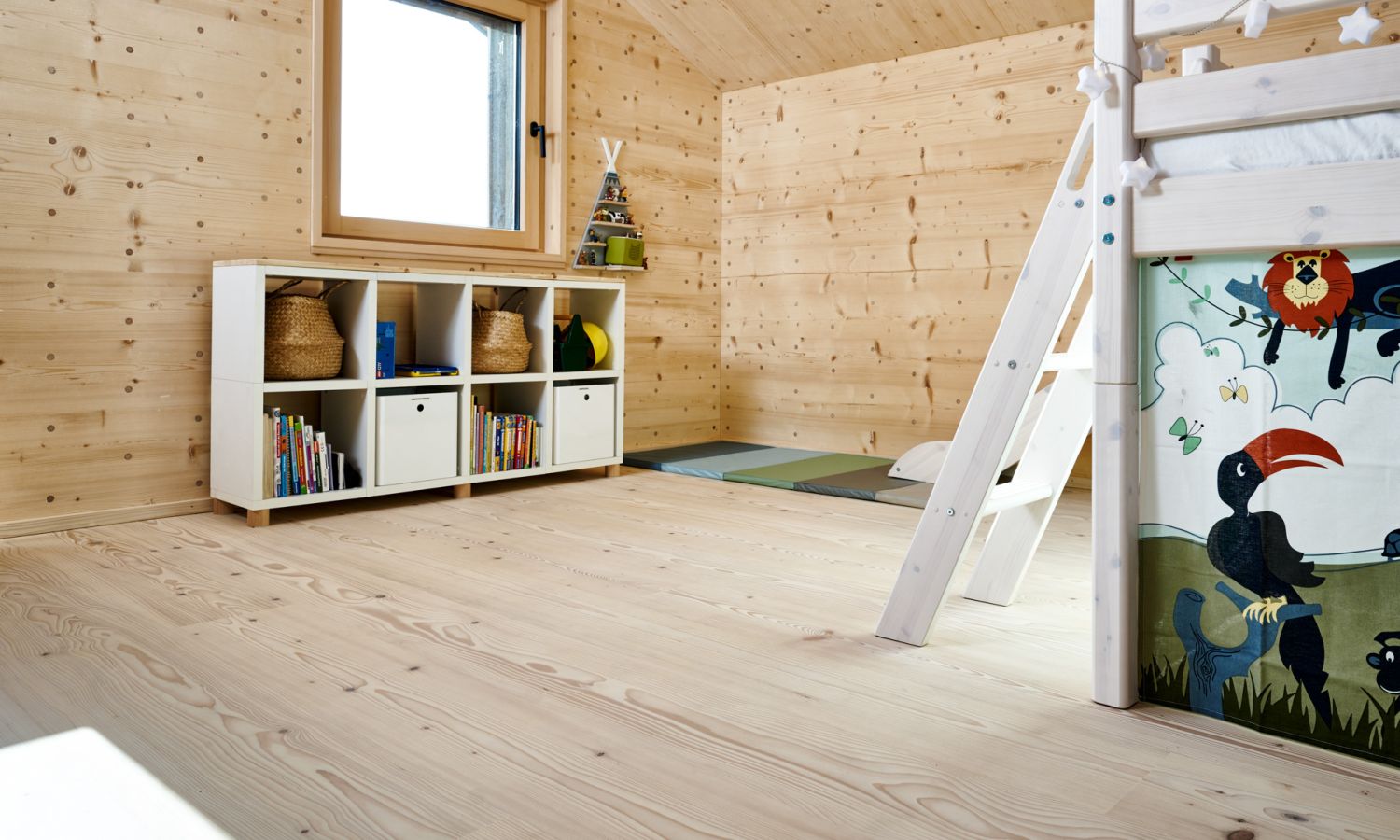 Chambre d enfants avec murs et sol en sapin blanc, etagere blanche avec paniers et livres, lit mezzanine avec peinture d animaux colorée et fenetre.