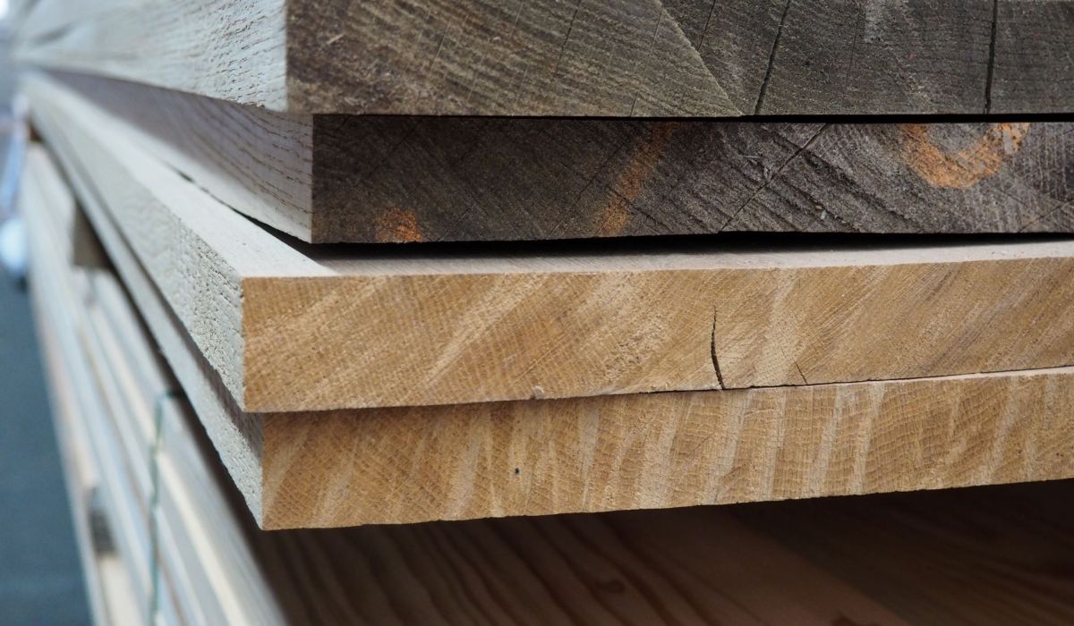 Gros plan sur plusieurs planches en bois empilées avec grain et bords visibles.