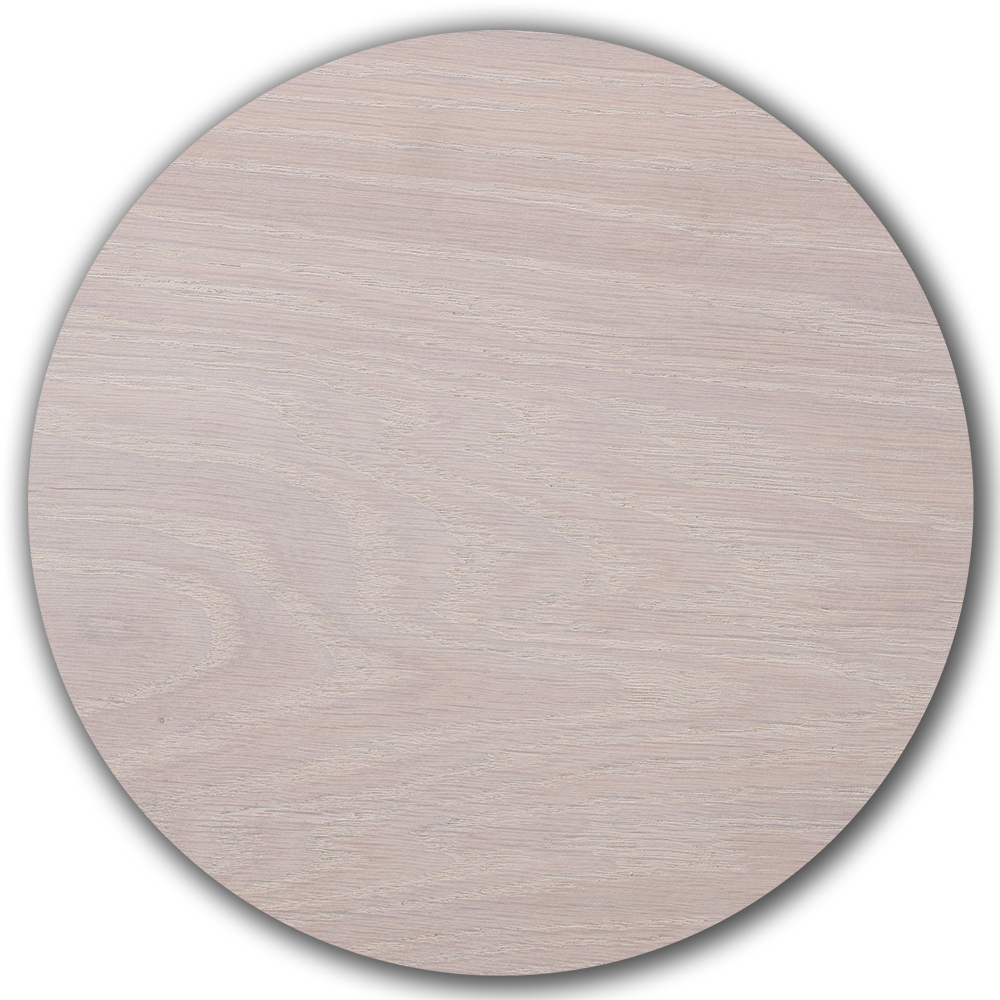 Gros plan sur un parquet en chene clair avec finition lessive extra blanche et huile extra blanche, ton blanc delicat, leger reflet rougeatre et veinage caracteristique.