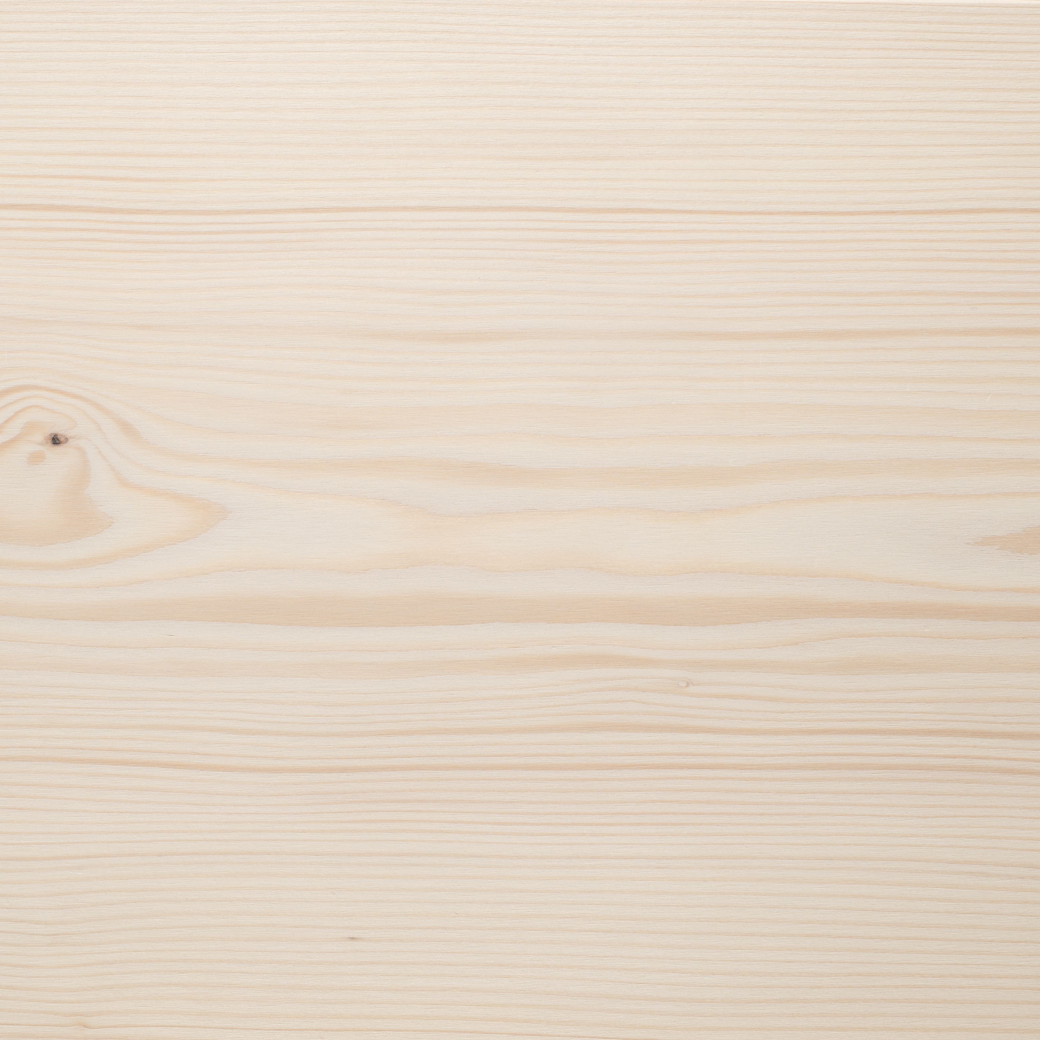 Quadratische Nahaufnahme eines fein geschliffenen Weißtanne Dielenbodens. Die Oberfläche sieht glatt aus, man sieht die Maserung des Holzes.