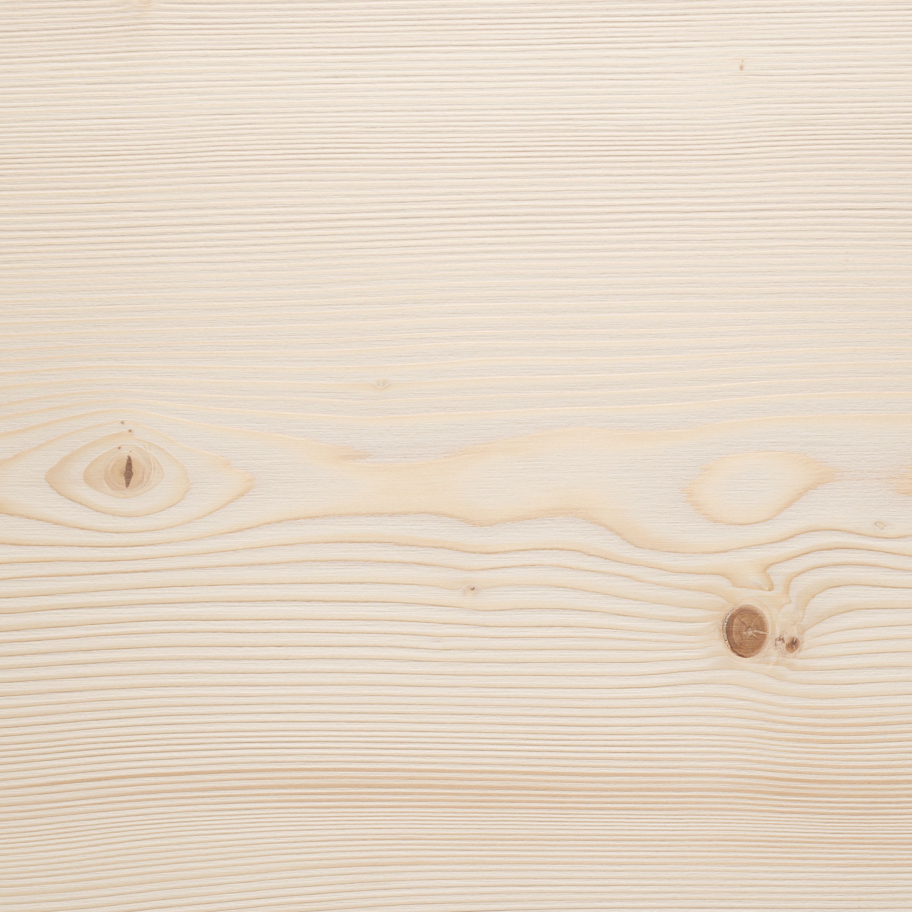 Quadratische Nahaufnahme eines leicht gebürsteten Weißtanne Dielenbodens. Man sieht die erhabene Struktur und die Maserung des Bodens.