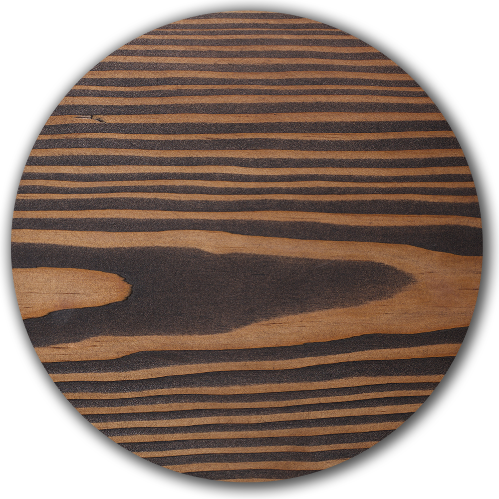 Parquet en Douglas, surface huile noire, teinte très foncée du Douglas avec un veinage marqué.