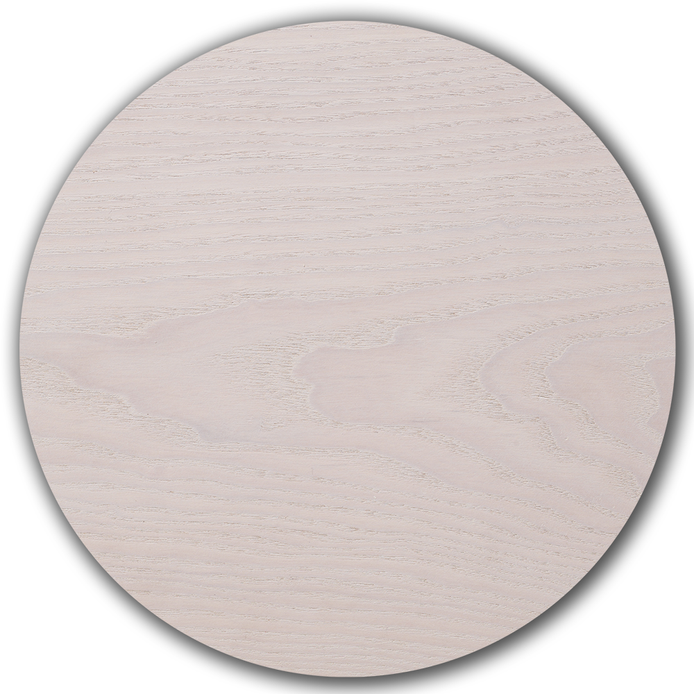 Parquet en frêne avec un traitement préalable à la lessive extra blanche und une finition à l'huile extra blanche. Une teinte éclatante et très claire avec un veinage fin.