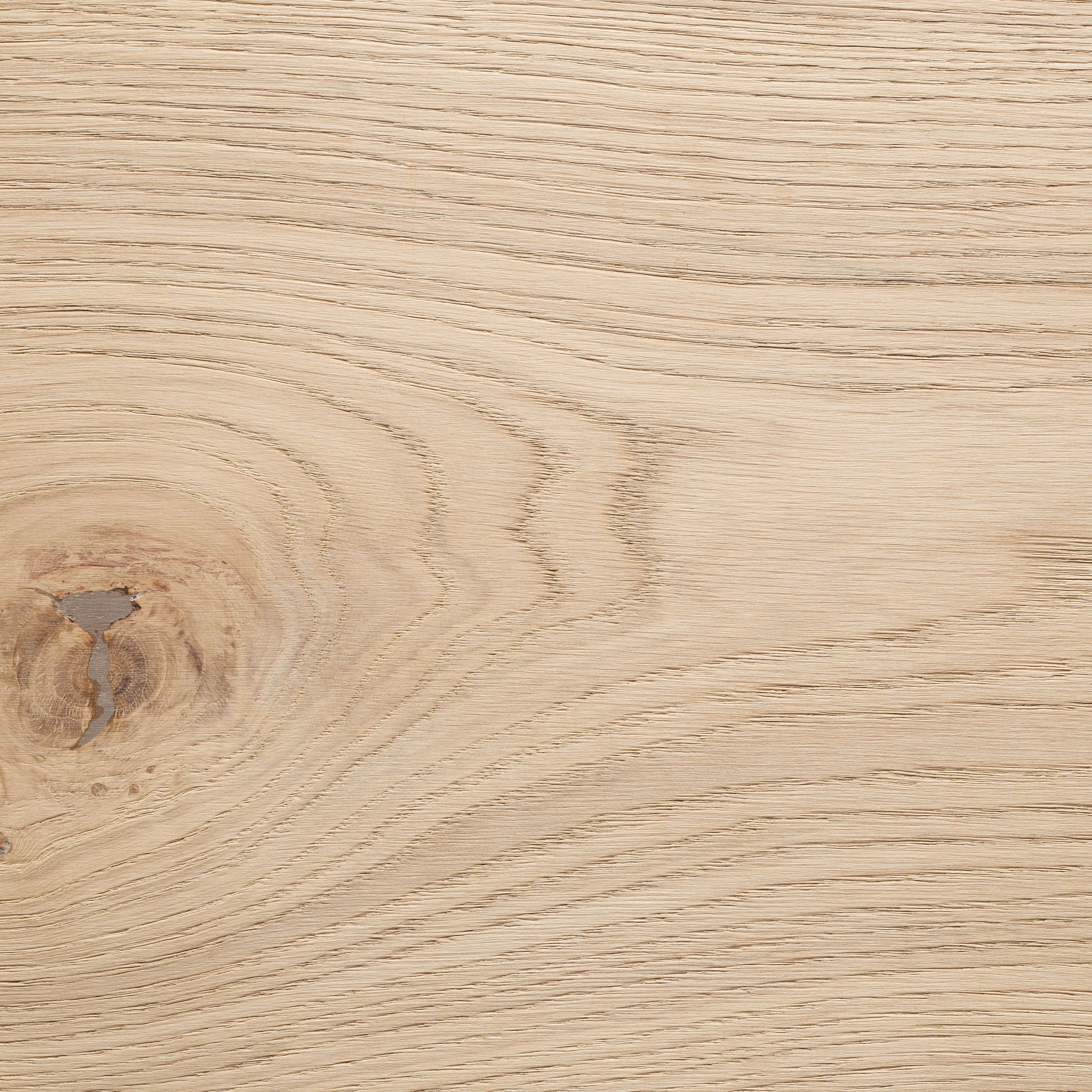 Surface de parquet en chene avec veinage visible et noeuds naturels.